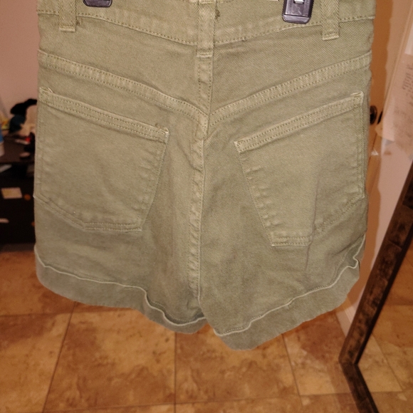Neiman Marcus Sage Green Women's Cargo Shorts - Picture 6 of 6